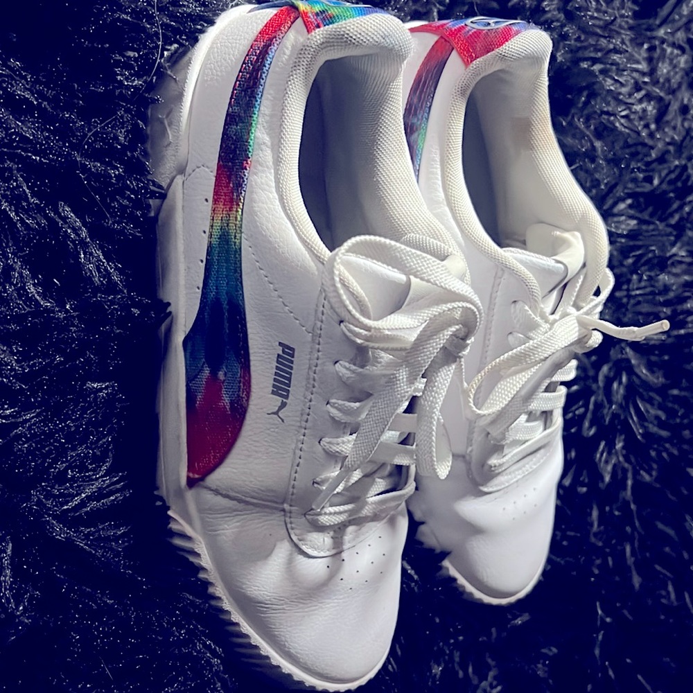 Tie Dye Stripe Pumas Women’s Size 9. Worn 2 Times! Super Comfy!
